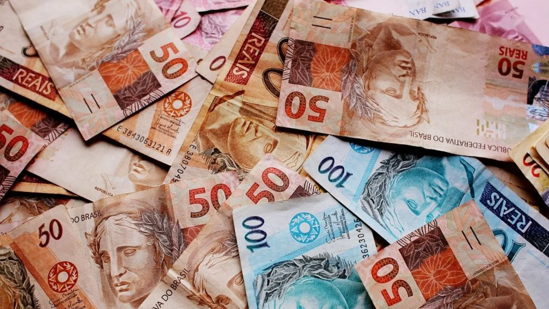 A maior parte dos pagamentos no Brasil é programada para cair até o quinto dia útil. | Foto: Canva 