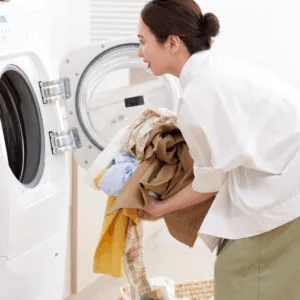 Roupas limpas sem perder tempo: cinco dicas para quem mora sozinho | Imagem Ilustrativa | Foto: Canva 