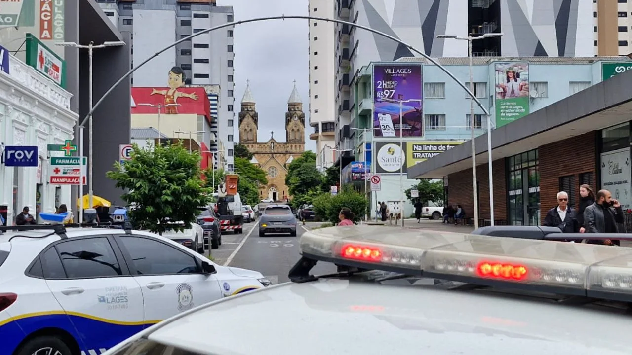 Rua Nereu Ramos em Lages é bloqueada para instalação do Túnel Encantado de Natal | Foto: Evandro Gioppo