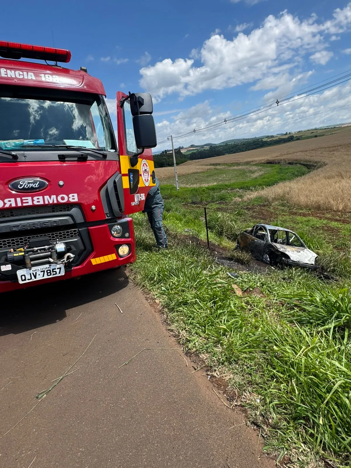 Saída de pista seguida de incêndio deixa dois mortos na SC-480