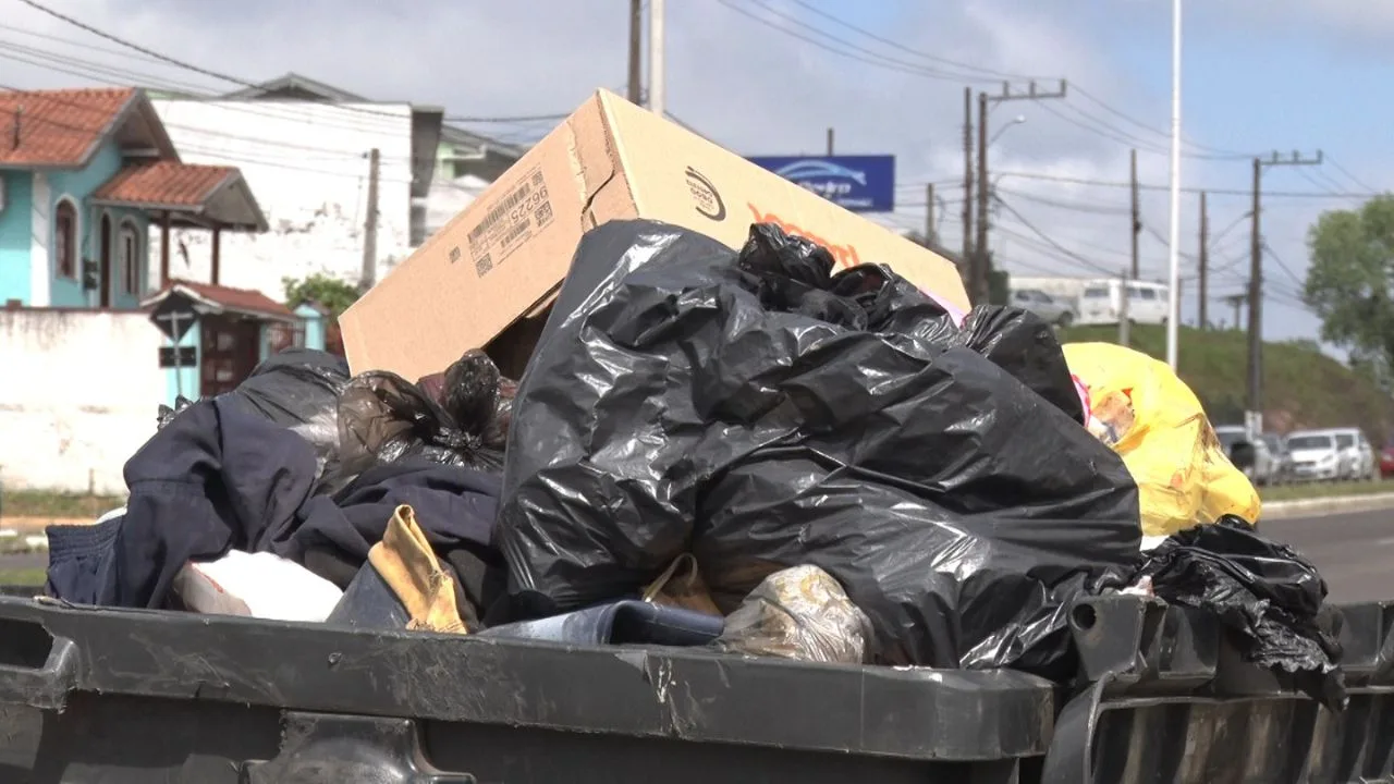 Semasa aciona plano de contingência após coleta de lixo apresentar problemas em Lages | Imagem: Márcio Ramos