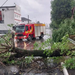 Temporal causa destruição e deixa mais de 9 mil sem luz em Lages | Foto: 5º BBM