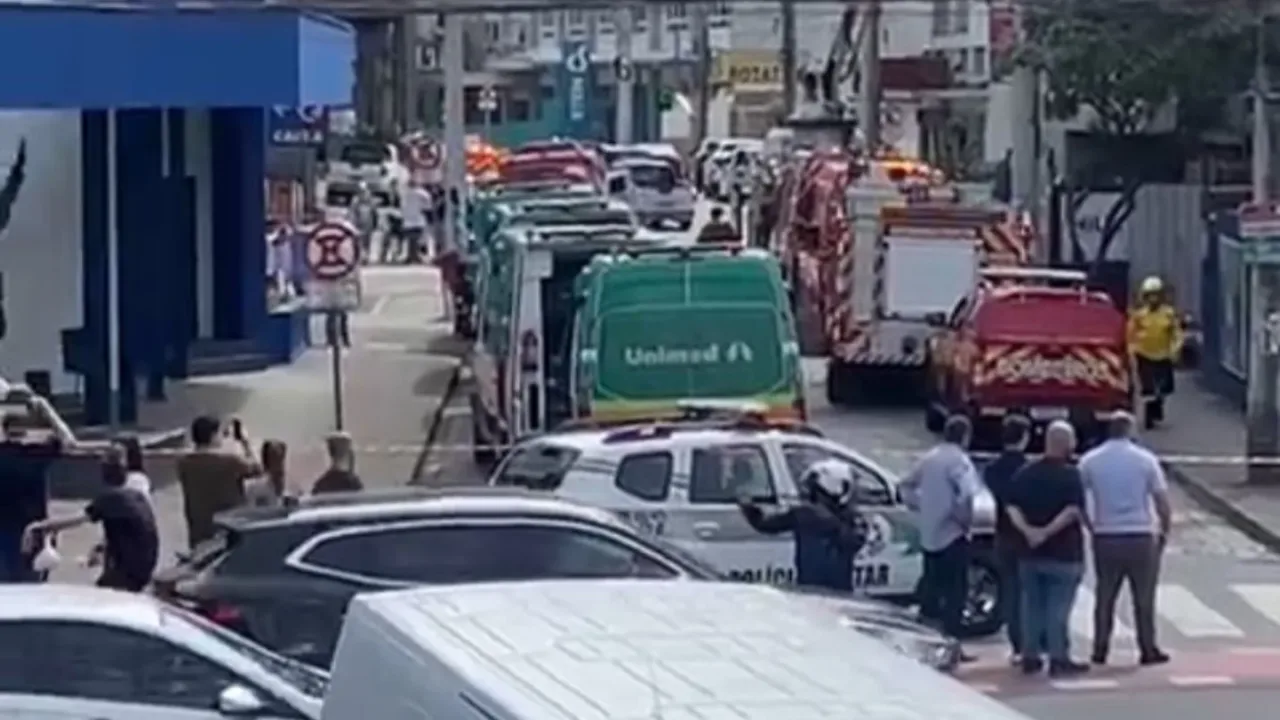 Trabalhadores caem de estrutura de prédio em construção no Centro de Blumenau