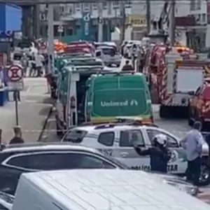 Trabalhadores caem de estrutura de prédio em construção no Centro de Blumenau 