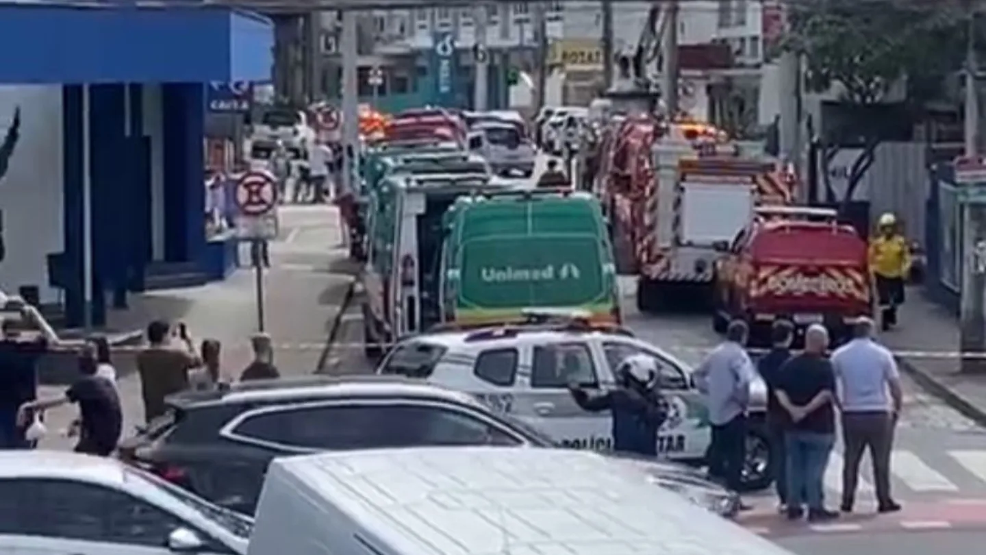 Trabalhadores caem de estrutura de prédio em construção no Centro de Blumenau 
