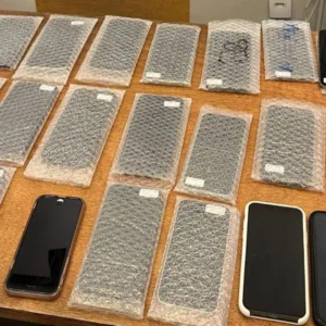 VÍDEO: Operação Mentor combate importação ilegal de celulares em SC