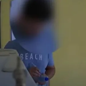 VÍDEO: câmera flagra homem injetando veneno em garrafas de água | Foto: SBT News | Reprodução