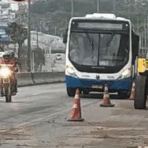 Veículo parado deixa trânsito lento na SC-401 | Foto: Reprodução/Ricardo Pastrana/GMF