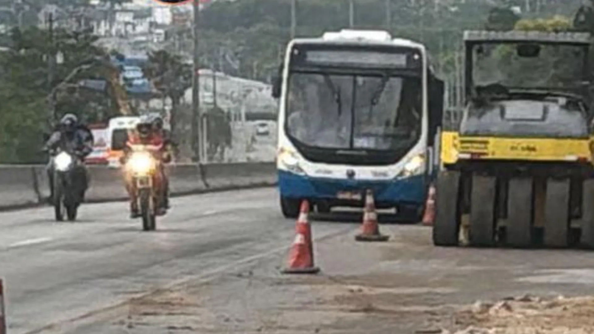 Veículo parado deixa trânsito lento na SC-401 | Foto: Reprodução/Ricardo Pastrana/GMF