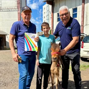 Vencedor de sorteio da Efapi do Brasil recebe mini-horse | Foto: Divulgação