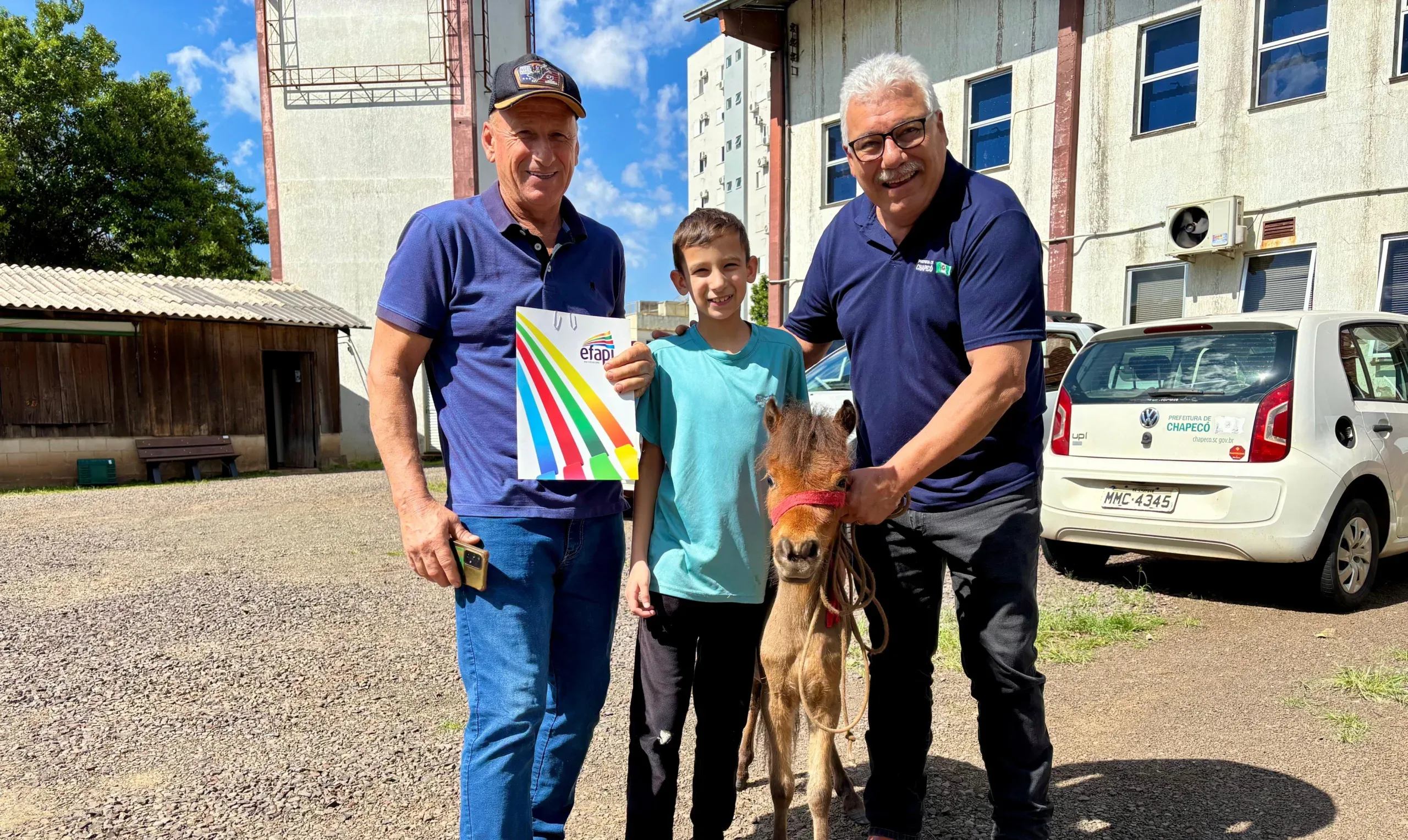 Vencedor de sorteio da Efapi do Brasil recebe mini-horse | Foto: Divulgação