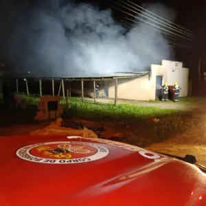 Casa onde inquilino foi morto a machadadas pega fogo em SC