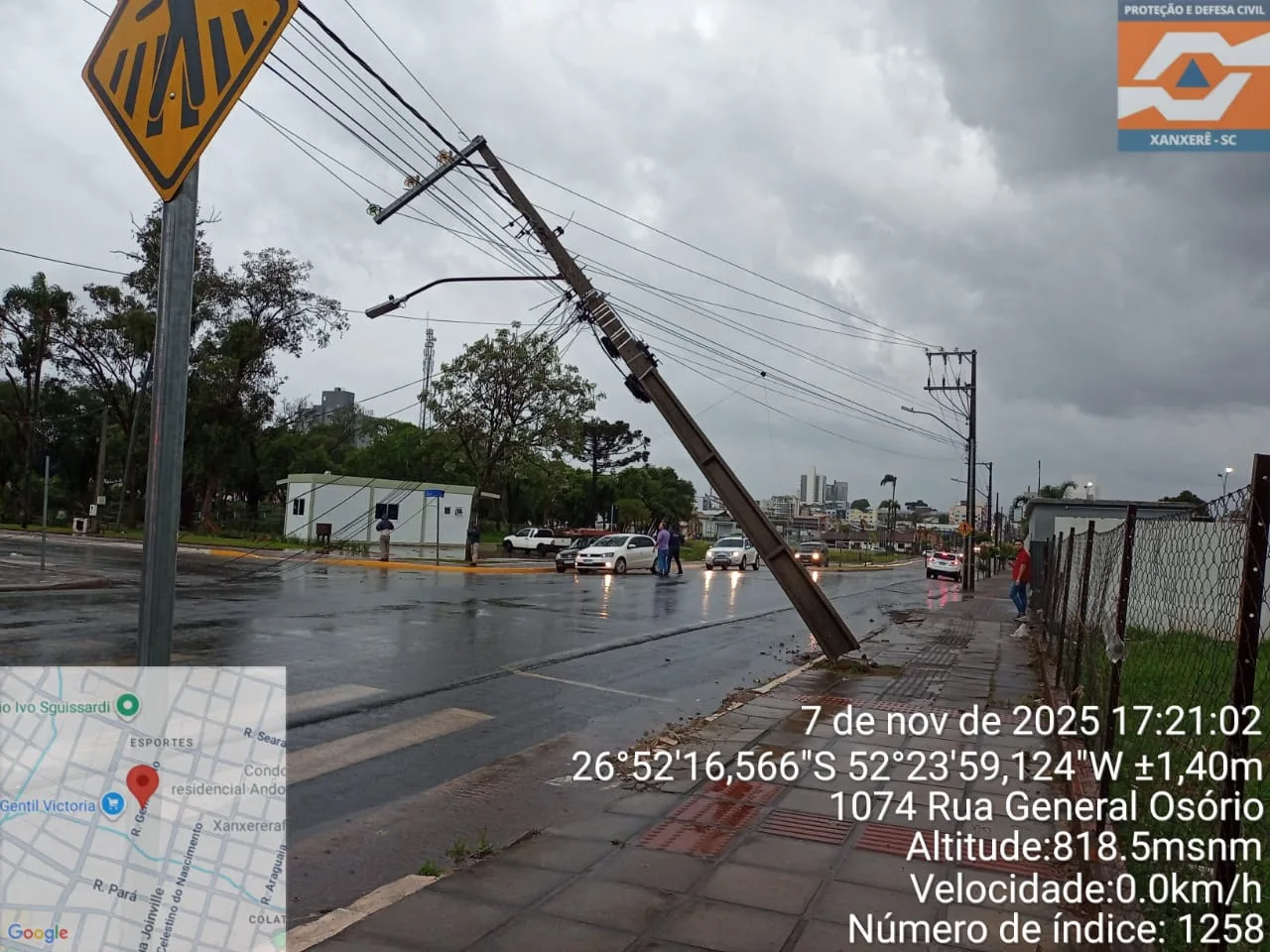 Temporal atinge Xanxerê e causa destelhamentos e quedas de postes; veja imagens
