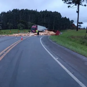 Acidente envolvendo três caminhões interdita trecho da BR-116 no Planalto Serrano | Foto: PRF/SC