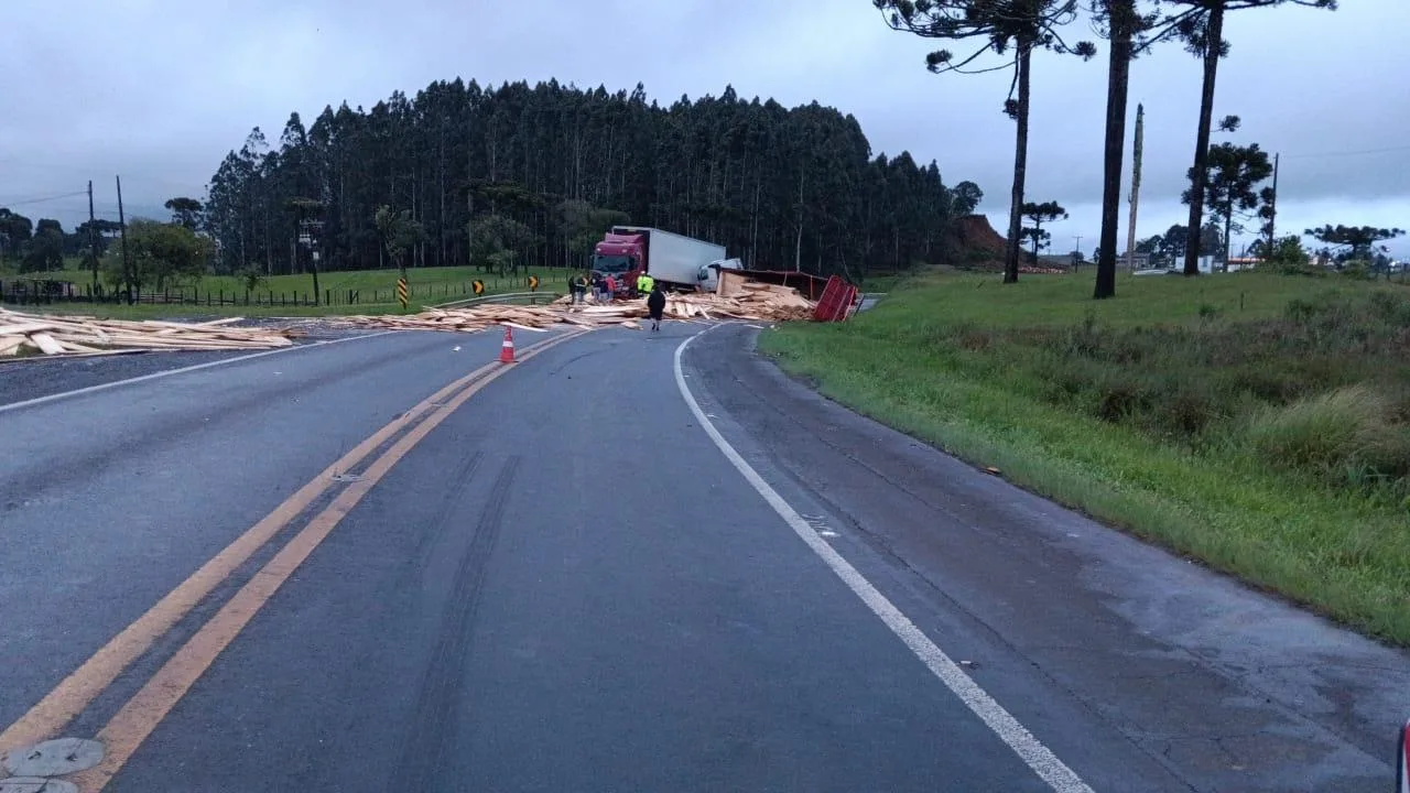 Acidente envolvendo três caminhões interdita trecho da BR-116 no Planalto Serrano | Foto: PRF/SC