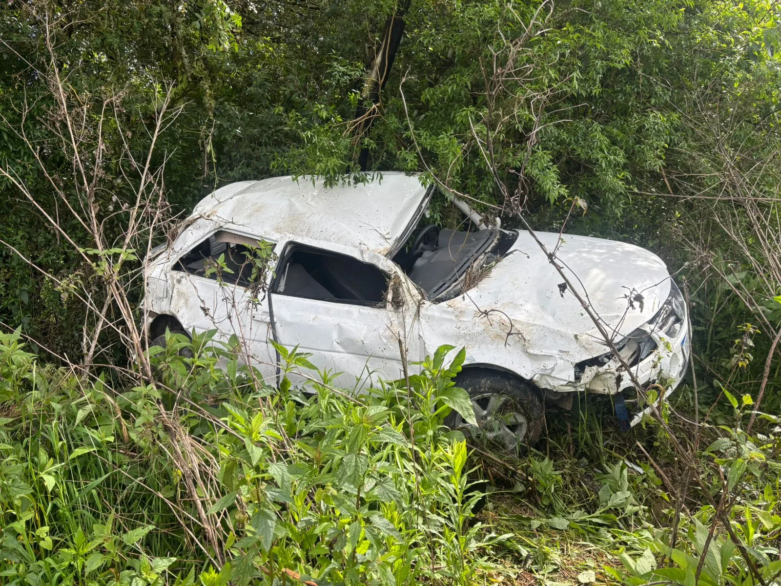 Capotamento na BR-282 deixa três pessoas feridas na Serra Catarinense | Foto: 5º BBM