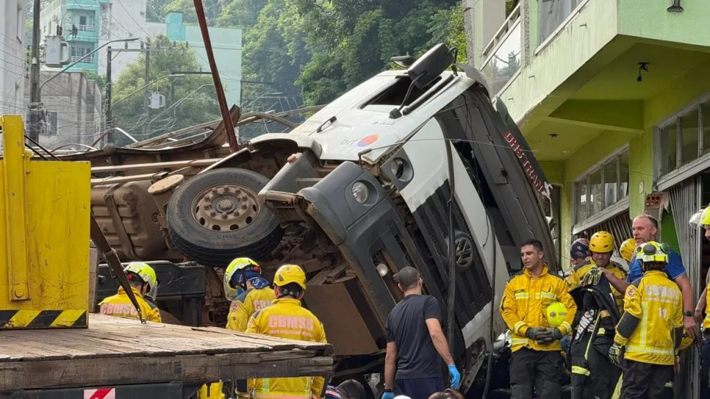 Caminhão desce desgovernado e esmaga carro em SC