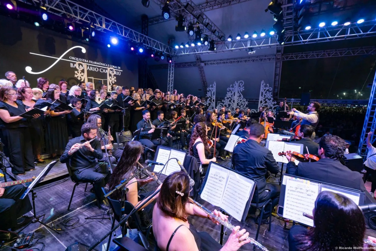 FOTOS: confira como foi a abertura do 'Viva o Natal BC' em Balneário Camboriú