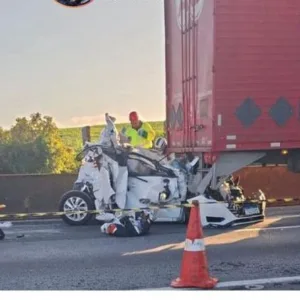 URGENTE: Carro é 'esmagado' entre carretas e deixa três mortos na BR-376 | Imagem: Divulgação/ PRF-PR