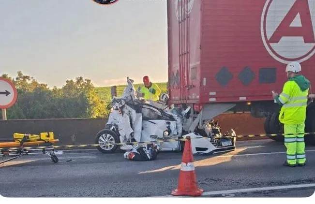 URGENTE: Carro é ‘esmagado’ entre carretas e deixa três mortos na BR-376 | Imagem: Divulgação/ PRF-PR