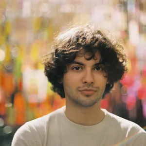 Xolo Maridueña, ator de Cobra Kai, vai ser Portgas D. Ace em ONE PIECE | Foto: Reprodução/Redes Sociais 