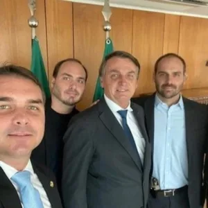 Moraes autoriza que Bolsonaro receba visita de Michelle e filhos na PF neste domingo