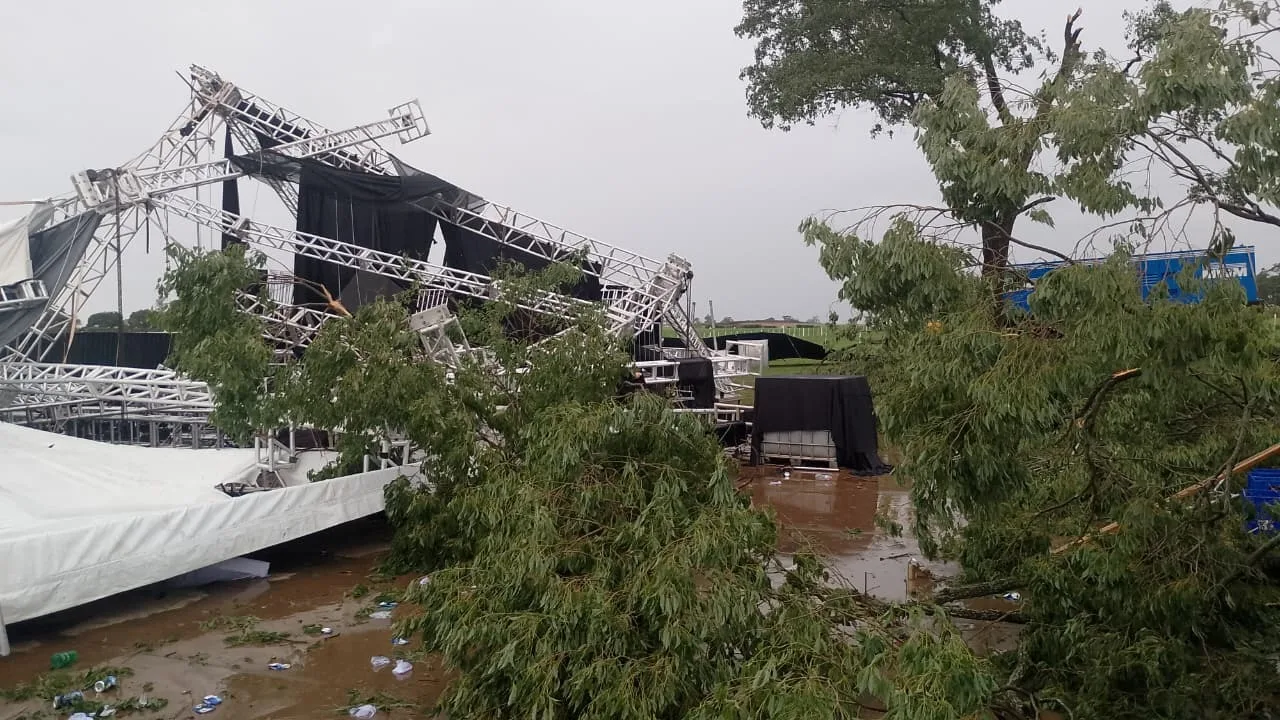 Estrutura desaba durante festa universitária e deixa um homem morto | Foto: Reprodução/SBT News