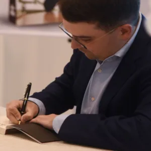 Economista lança 'A Rebeldia do Bom Senso' e analisa política e economia do Brasil recente