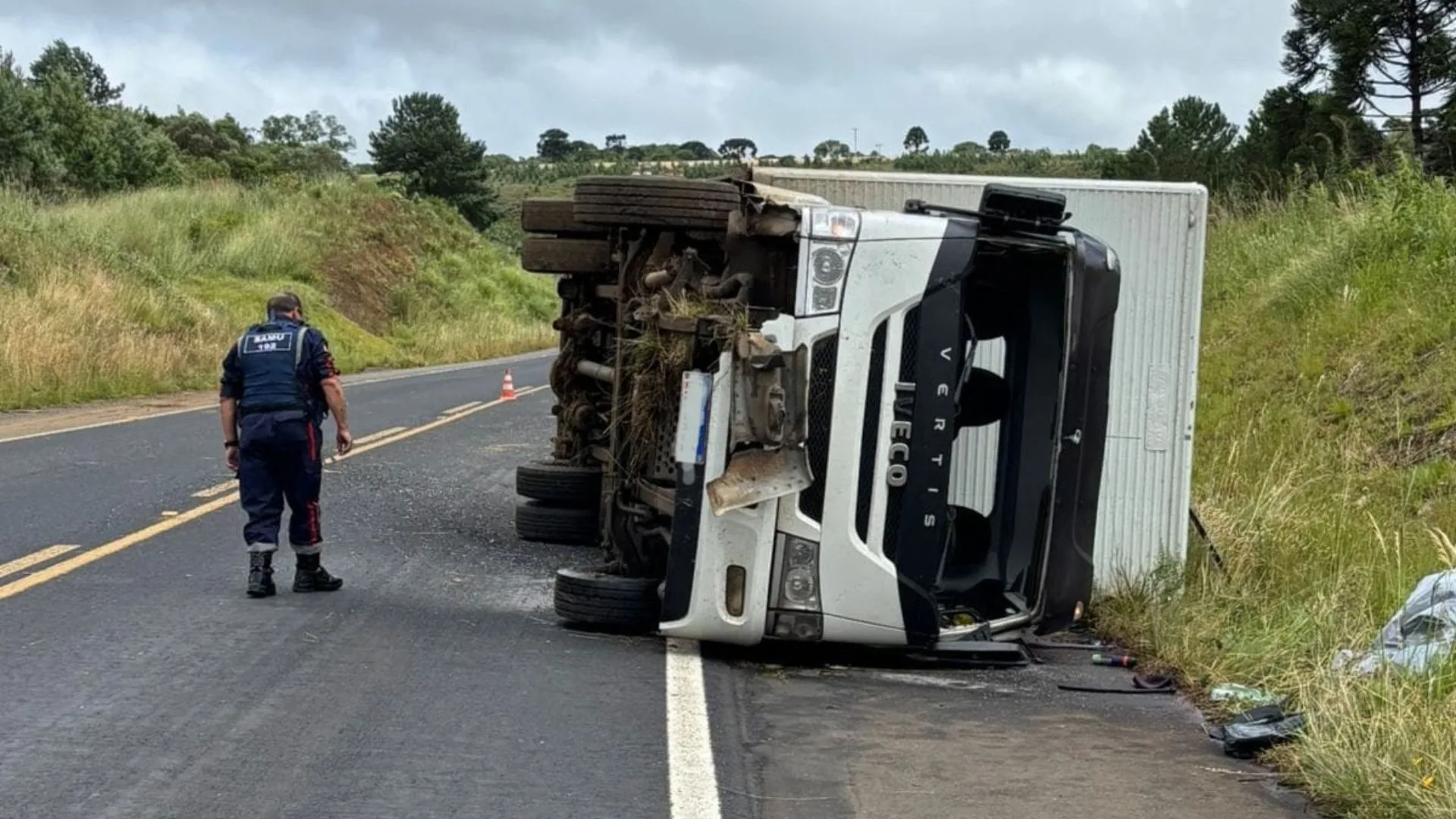 Caminhão tomba e motorista morre preso às ferragens na BR-282 | Foto:  