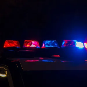 Abordagem por perturbação de sossego termina em prisão e agressão em Porto Belo - Foto: Canva / Reprodução