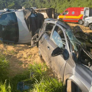 Acidente com carreta e três carros deixa dois mortos na BR-282 em SC - Foto: CBMSC