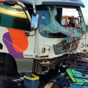 Acidente deixa 6 mortos da mesma família no Paraná; vítimas voltavam de Florianópolis | Foto: Massa.com.br 