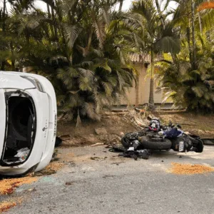 Acidente entre carro e moto deixa dois mortos e jovem em estado grave na SC-108