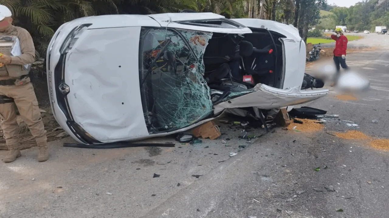Acidente entre carro e moto deixa dois mortos e jovem em estado grave na SC-108
