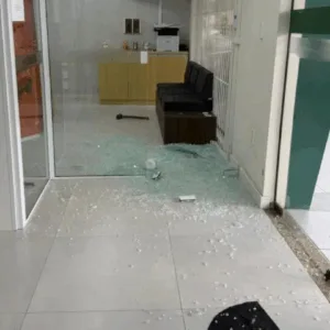 Assalto a banco termina com fuga e carro incendiado em SC - Foto:  Divulgação/Cedido ao SCC10