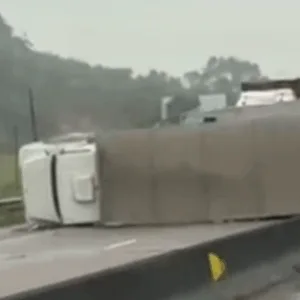 BR-101 é bloqueada após colisão entre caminhões e tombamento nesta terça (2) | Foto: Reprodução/Ricardo Pastrana (GMF)