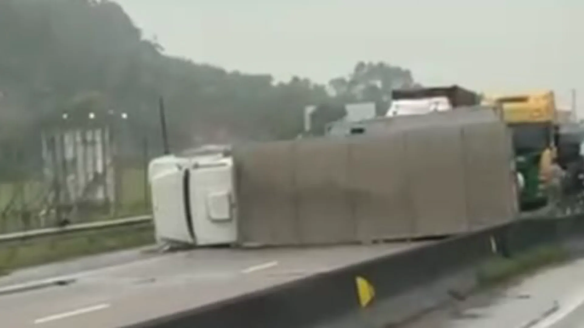 BR-101 é bloqueada após colisão entre caminhões e tombamento nesta terça (2) | Foto: Reprodução/Ricardo Pastrana (GMF)