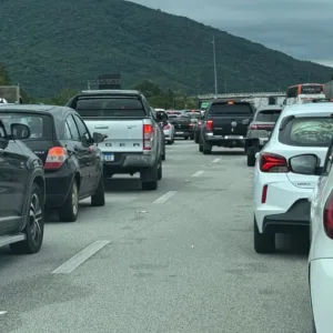 BR-101 tem lentidão em pelo menos 5 pontos de Santa Catarina
