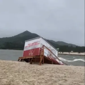 Barra de Ibiraquera é aberta e quiosque é levado pela maré.| Foto: Divulgação / Redes Sociais 
