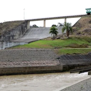 Rio atinge 4,5 metros e barragens de SC serão fechadas após alerta de chuva forte
