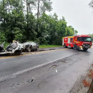 Batida violenta deixa motorista morto e carros destruídos na BR-470 em SC (1)