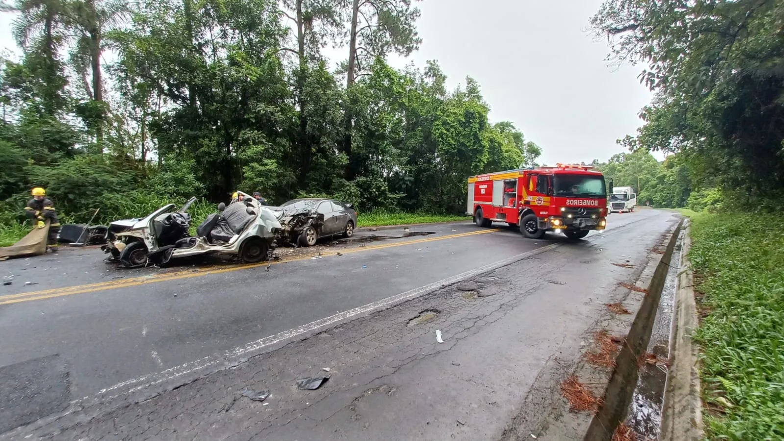 Batida violenta deixa motorista morto e carros destruídos na BR-470 em SC (1)
