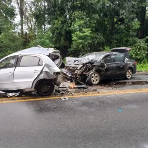 Batida violenta deixa motorista morto e carros destruídos na BR-470 em SC (1)
