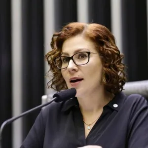 Câmara rejeita cassação do mandato de Carla Zambelli