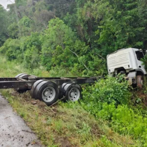 Caminhão colide em barranco e causa bloqueio de tráfego em Painel | Foto: PMRv Serra