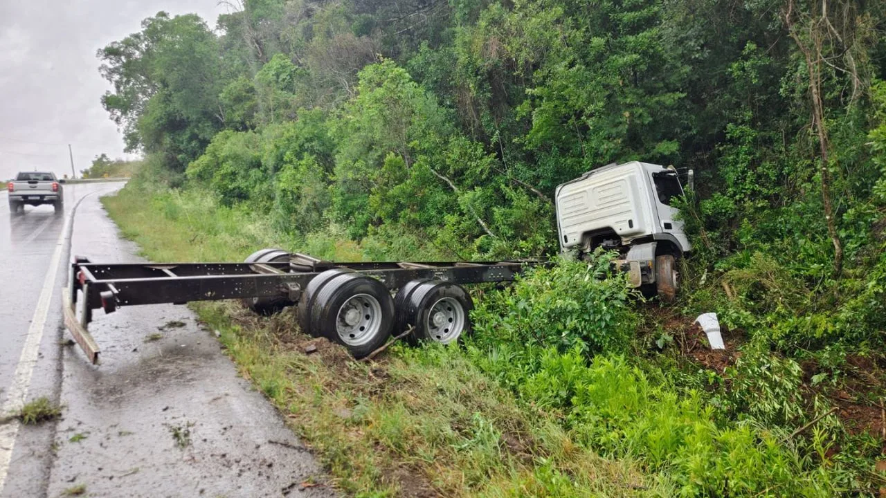 Caminhão colide em barranco e causa bloqueio de tráfego em Painel | Foto: PMRv Serra