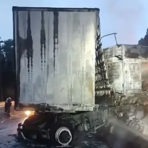 Caminhão pega fogo e trânsito fica parcialmente bloqueado no Morro dos Cavalos, na BR-101