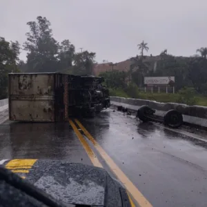 Caminhão tomba e interdita pista em rodovia de SC | Foto: PRF | Reprodução