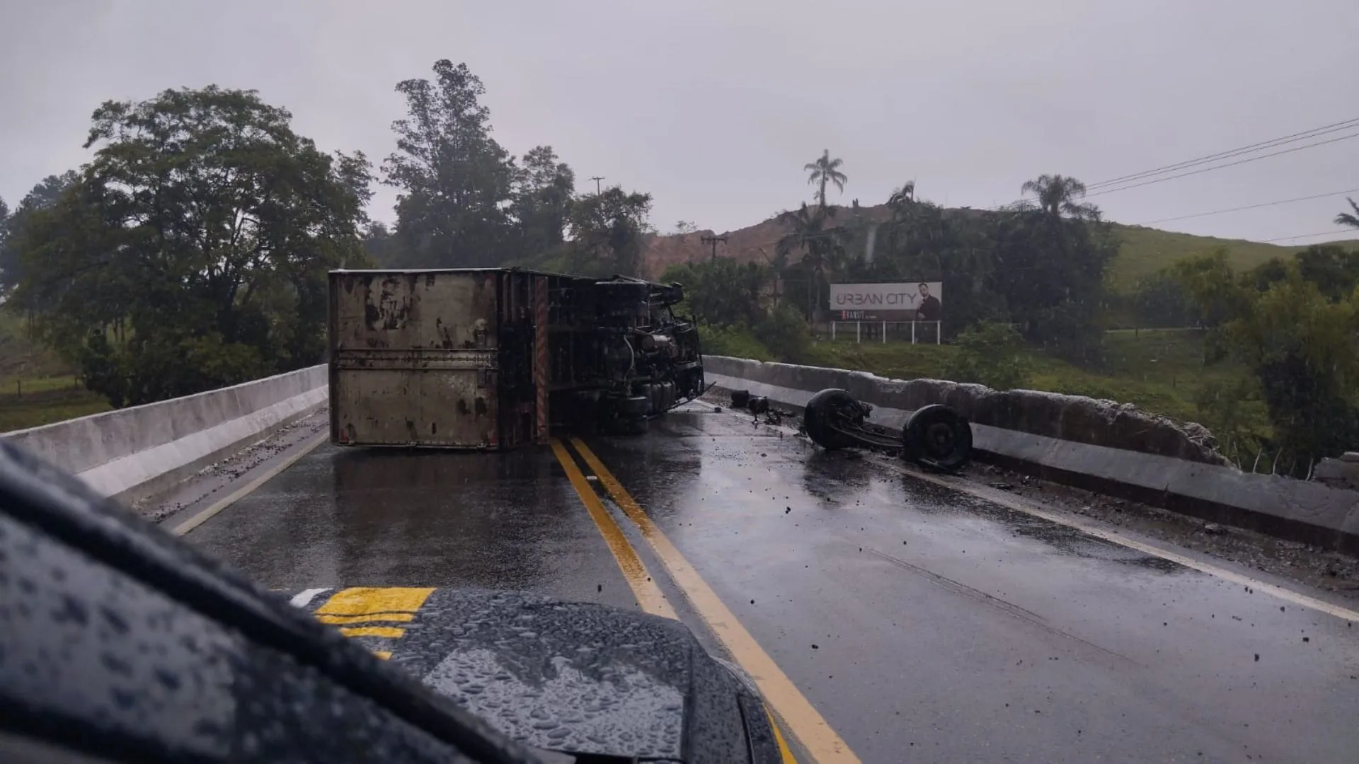 Caminhão tomba e interdita pista em rodovia de SC | Foto: PRF | Reprodução