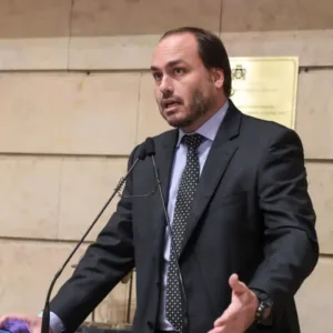 Carlos Bolsonaro renúncia cargo no RJ para tentar Senado de SC